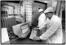 351140 Afbeelding van een leerling van de slagersvakschool (Pompelaan 8) te Utrecht, bij een computer.